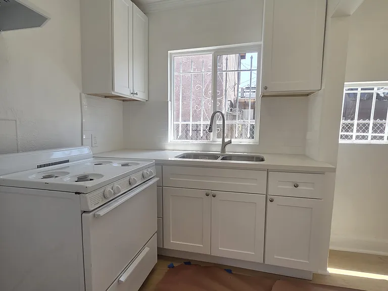 1018 1/2 W 65th St #1018-1/2 — Photo 4