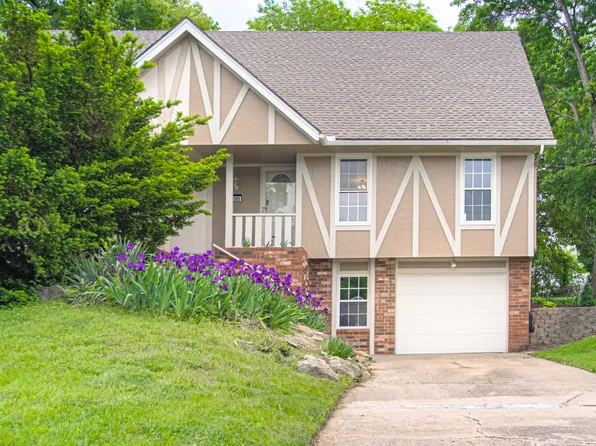 1303 La Chateau Dr, Liberty, MO 64068