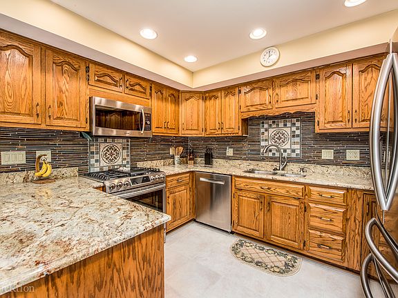 3rd image of 9S166 Portsmouth Ct