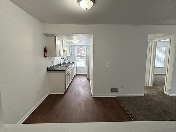 3rd image of 721 Green Rd APT 221