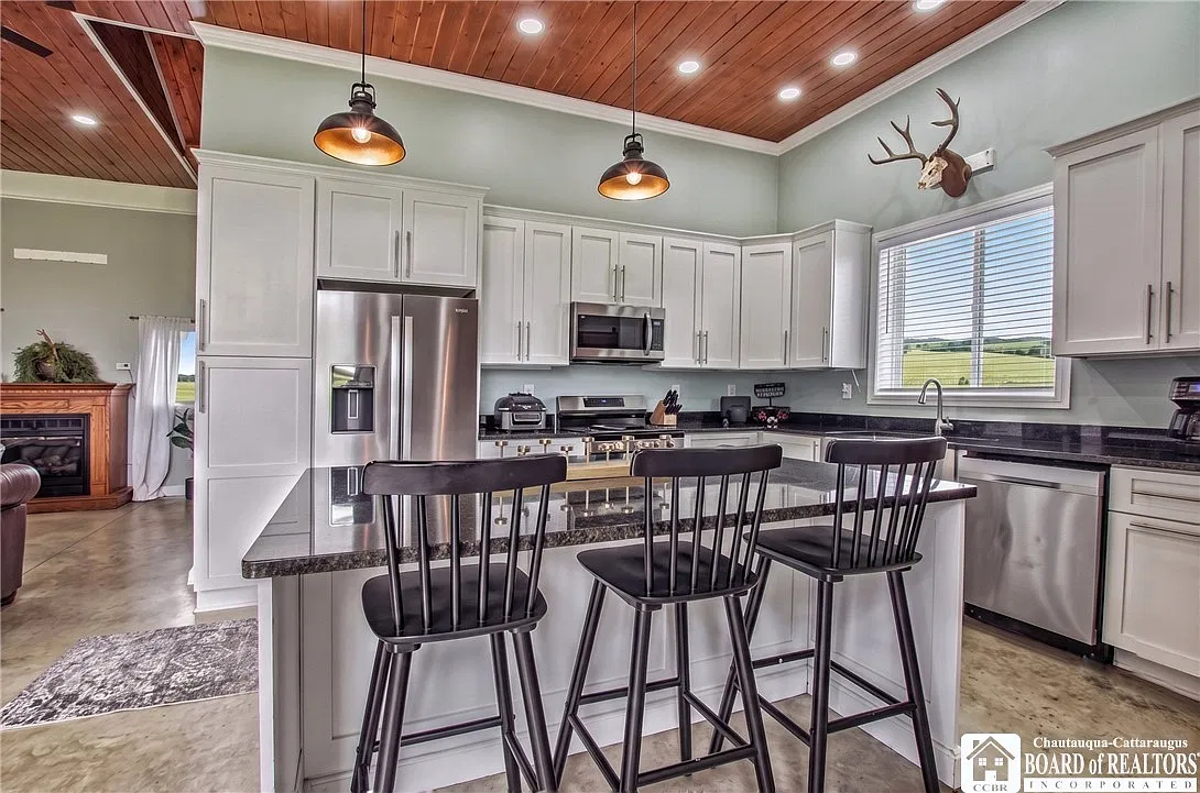 2 bed, 1.0 bath, 1767 sqft, $2,500 — Photo 2