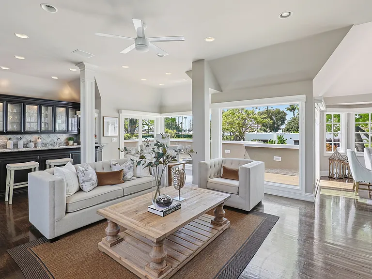 945 Bay Cir — Photo 8