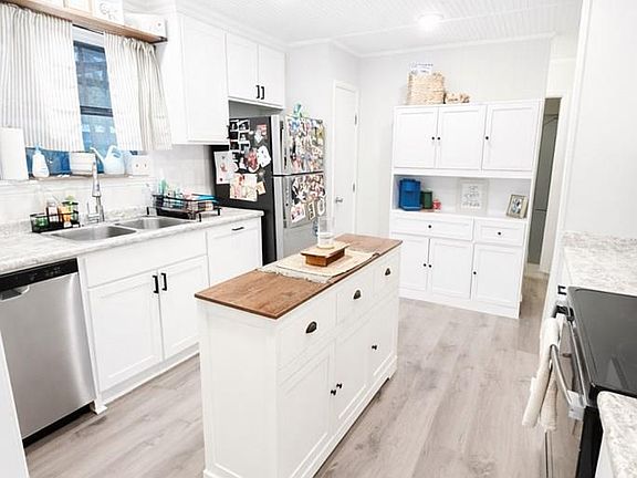 5th image of 221 Sylvan Cir