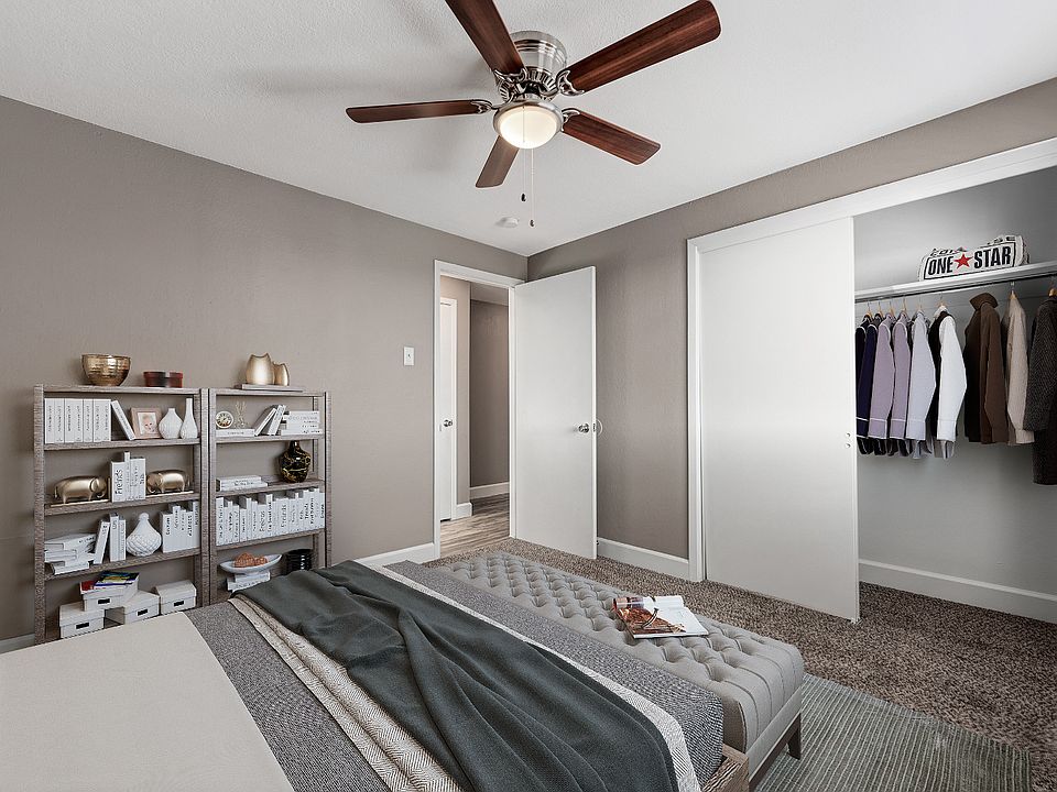 Large one bedroom with a ceiling fan and closet