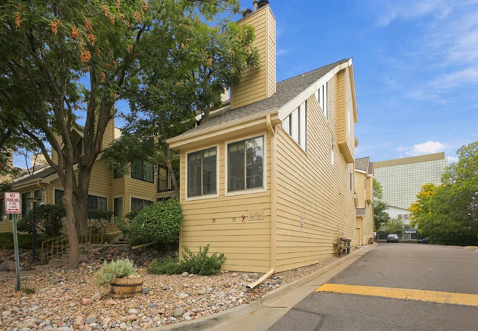 2 bed, 1.0 bath, 745 sqft, $1,955 — Photo 3