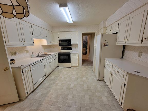 4th image of 1860 Gillespie Dr