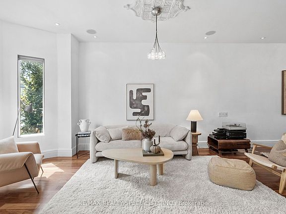 4th image of 418 Ossington Ave
