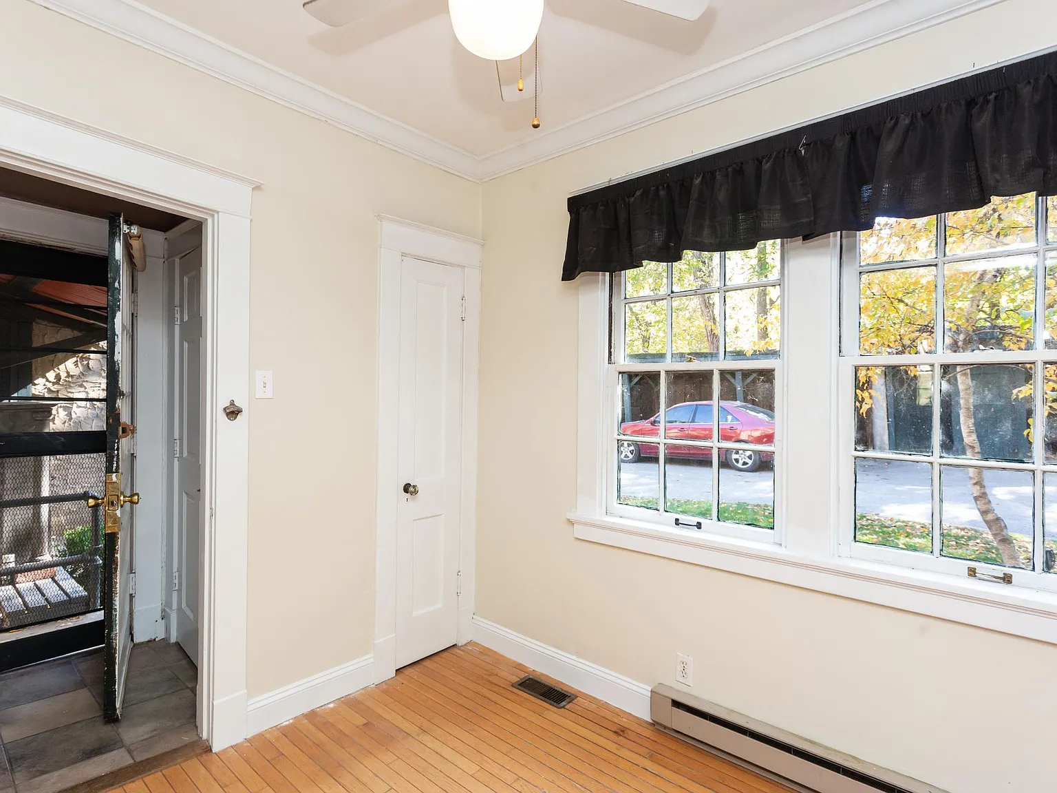 3 bed, 1.5 bath, 1500 sqft, $1,900 — Photo 2