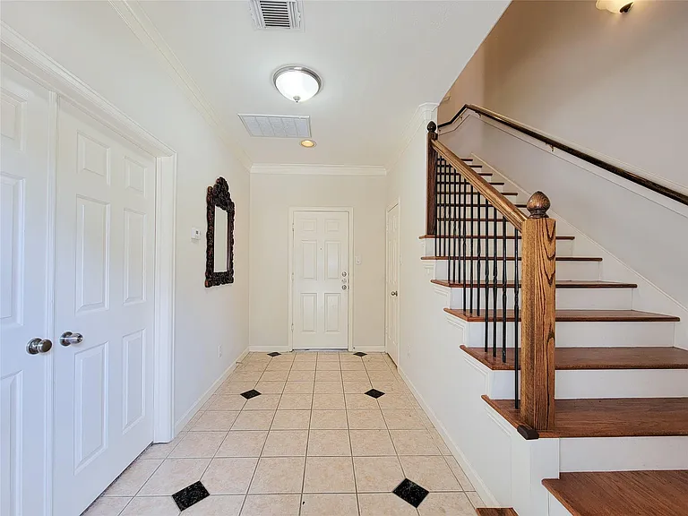 604 Reinerman St — Photo 2