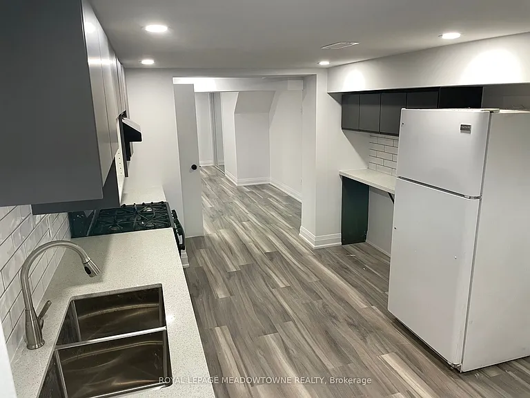 1211 College St #BASEMENT — Photo 8
