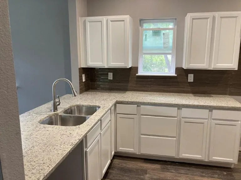 809 S Travis Ave — Photo 5