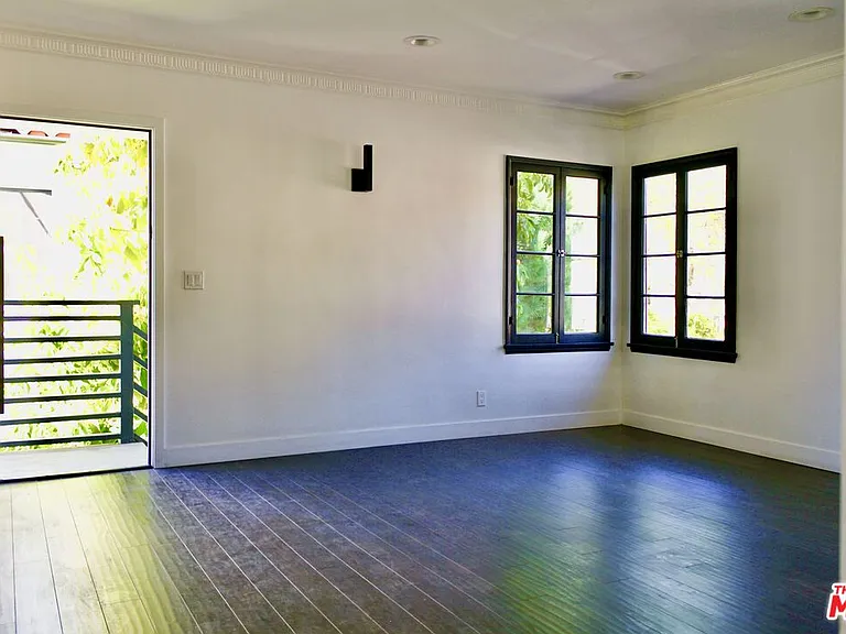8216 Willoughby Ave — Photo 3