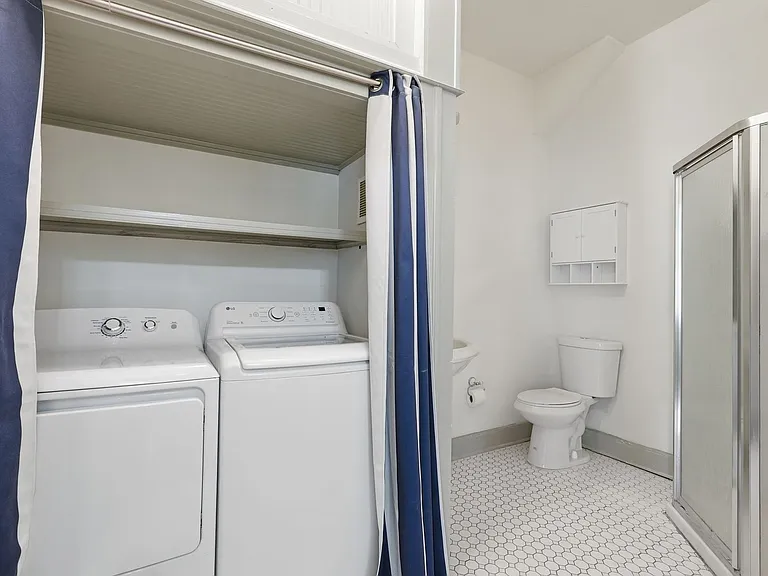 538 E Waldburg St — Photo 14