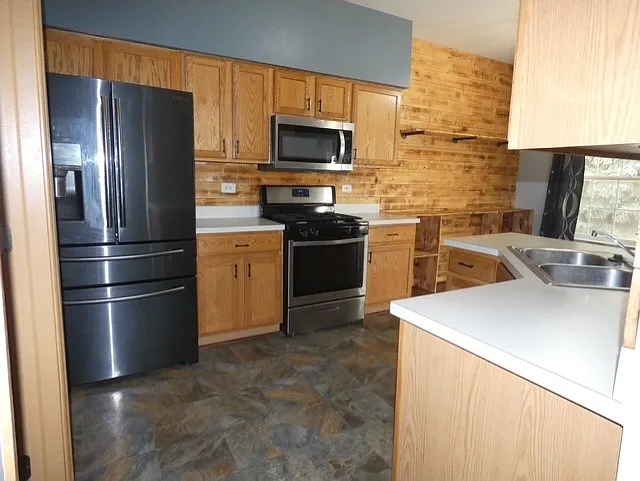2517 Oak Tree Ln — Photo 3