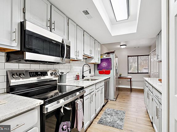 4th image of 93 Dorset Dr