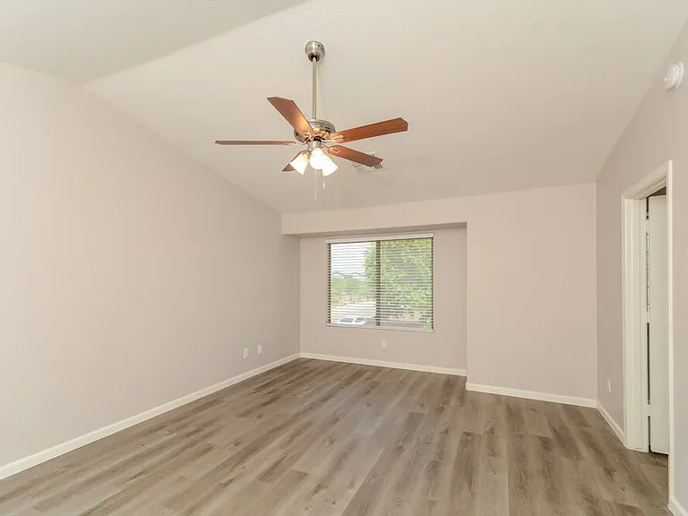 5648 W Southgate Ave — Photo 9