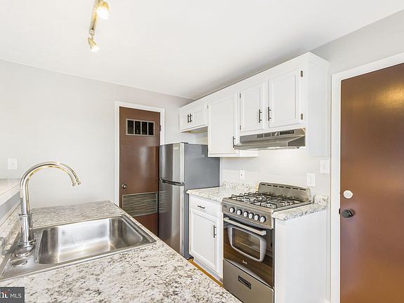 3rd image of 1726 W 8th St #3