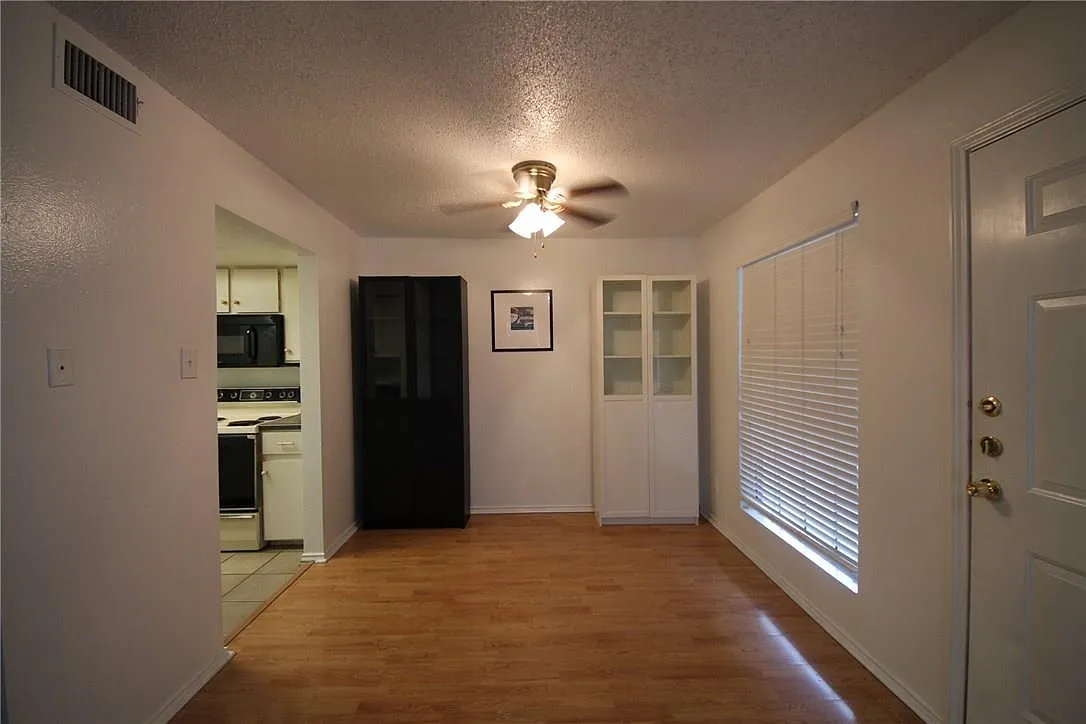 2401 Leon St — Photo 4