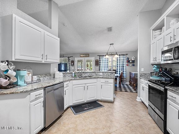 3rd image of 1435 Summit Oaks Dr E