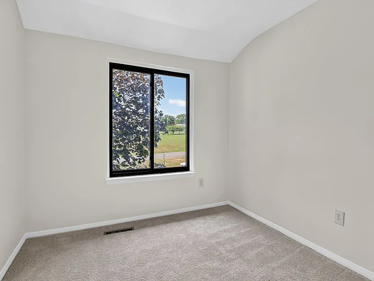 143 Bourbon Ct — Photo 6