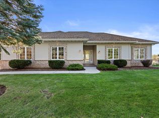539 E Red Pine Cir, Dousman, WI 53118