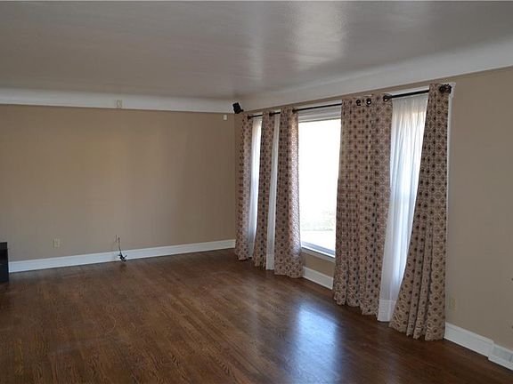 3rd image of 25370 Chatworth Dr