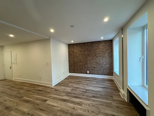 Rented by New York Realty | media 21