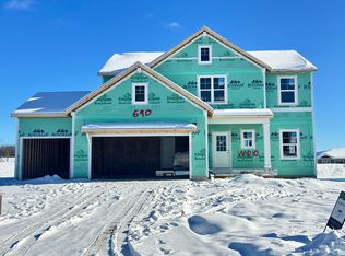 690 Lincoln Lawns Dr NW, Grand Rapids, MI 49534