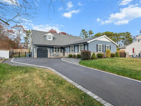 49 Potomac Lane, Sayville, NY 11782