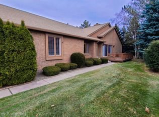 2201 London Bridge Dr, Rochester, MI 48307