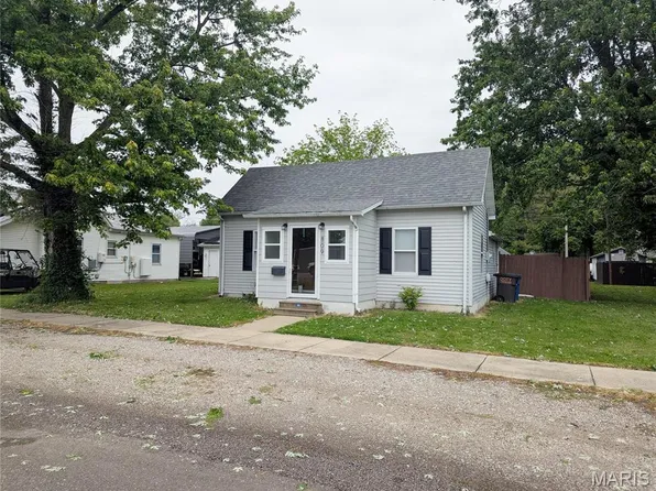 809 E Washington Ave, Greenville, IL 62246