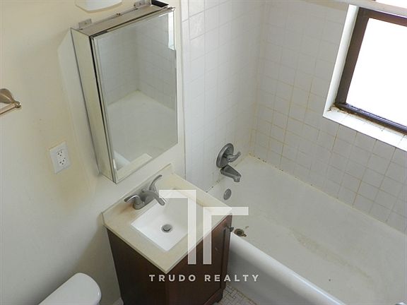 5th image of 4614 N Paulina St APT 210