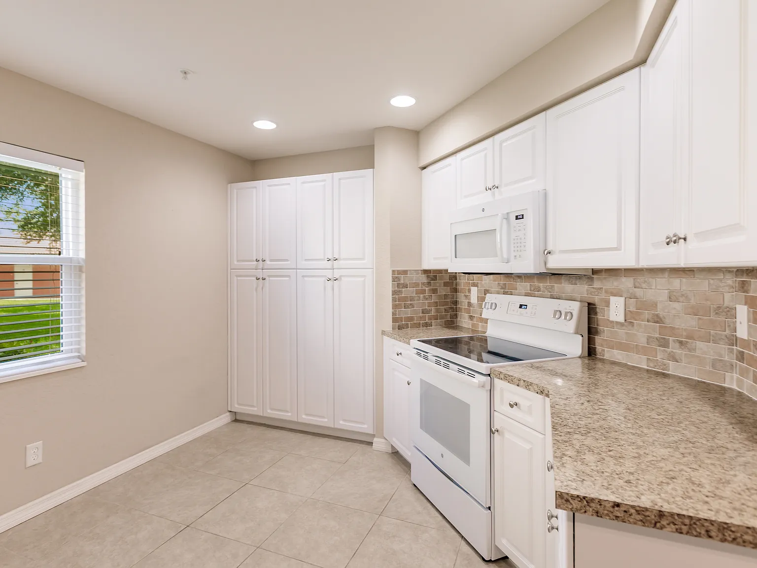3 bed, 1900 sqft, $2,400 — Photo 3