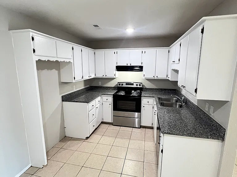 823 N Lola Ln — Photo 8