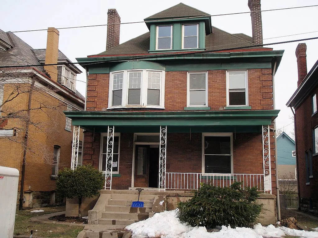 213 Amber St photo 1