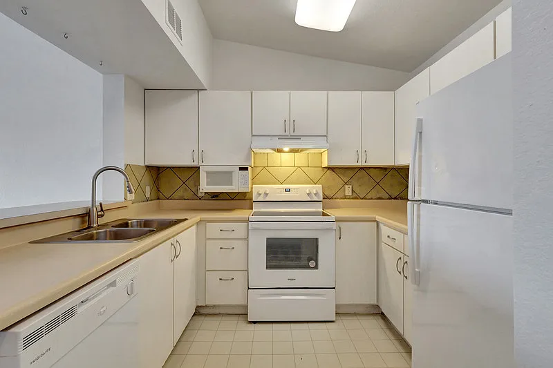 Key Royal Condominiums — Photo 3