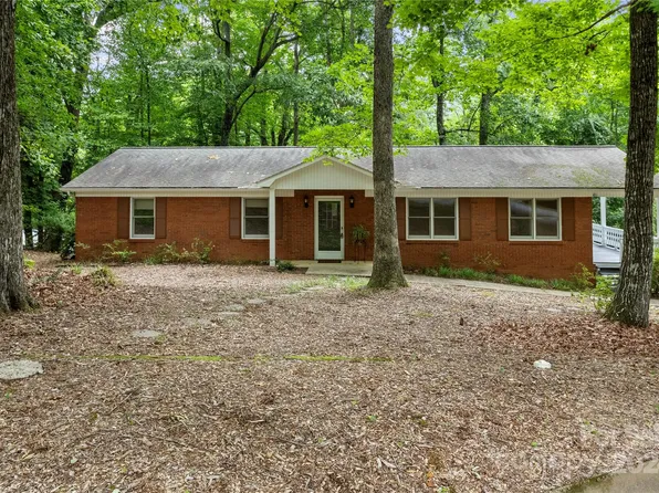 249 Foxhunt Ln, Hendersonville, NC 28791