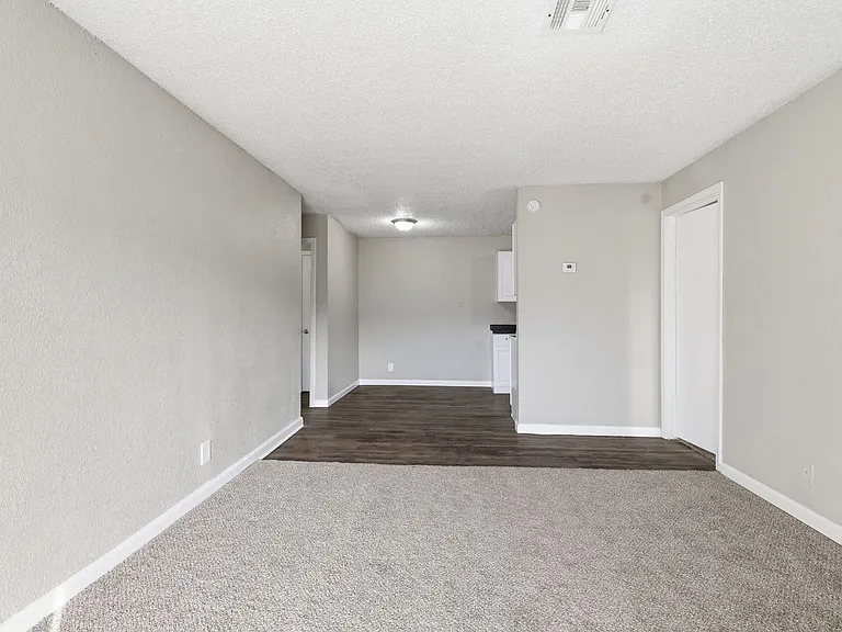 Woodland HIlls Apartments — Photo 21