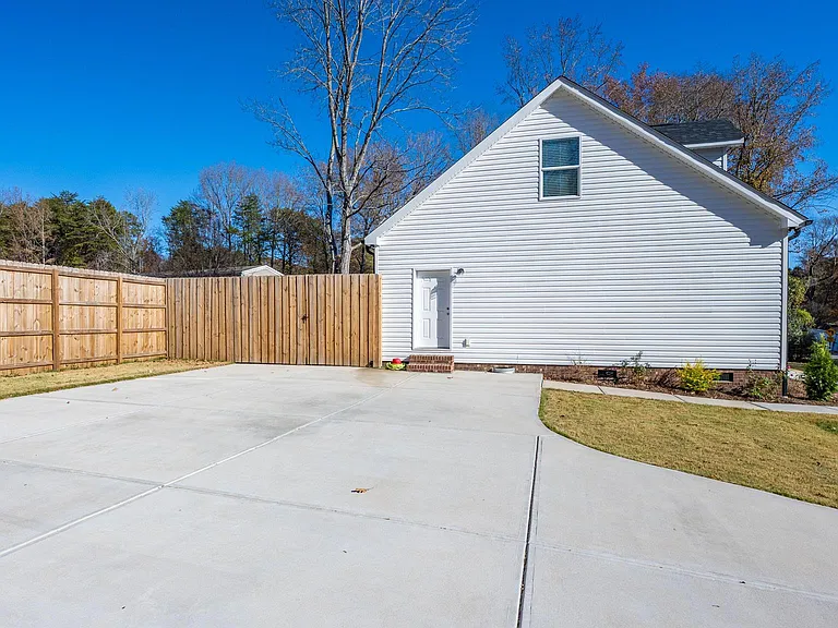 7039 Executive Cir — Photo 46