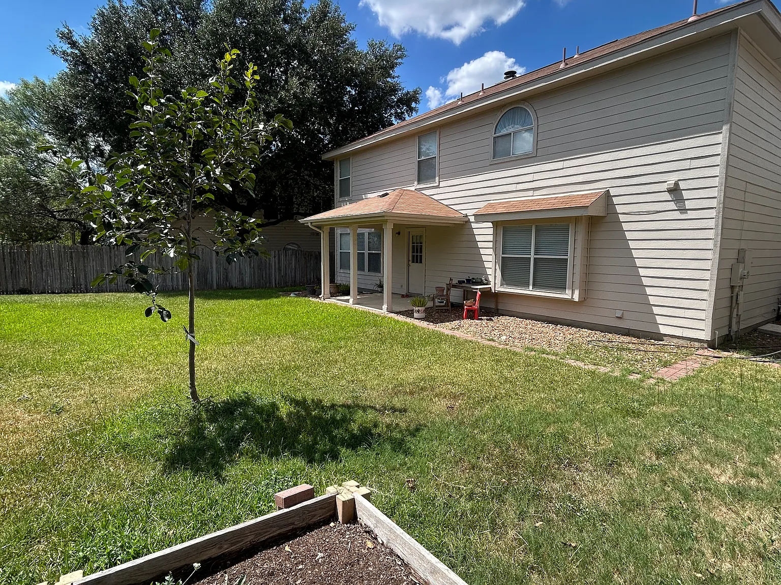 3 bed, 2.5 bath, 2231 sqft, $2,395 — Photo 2