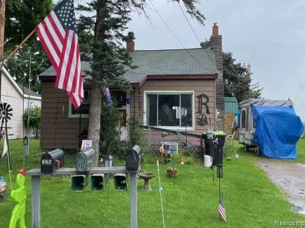 327 Lakewood Dr, East Tawas, MI 48730