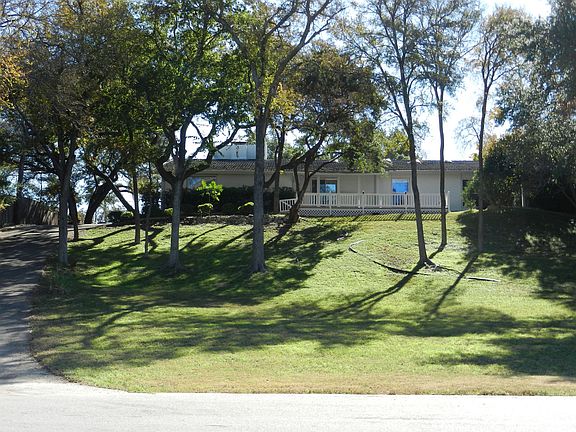 3rd image of 801 Park Dr