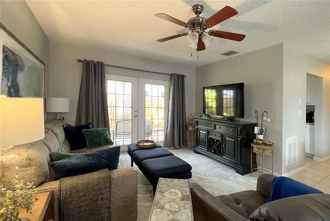 2 bed, 2.0 bath, 938 sqft, $2,250 — Photo 3