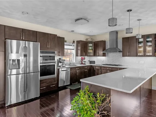 8 Paliotta Pkwy, Cranston, RI 02921