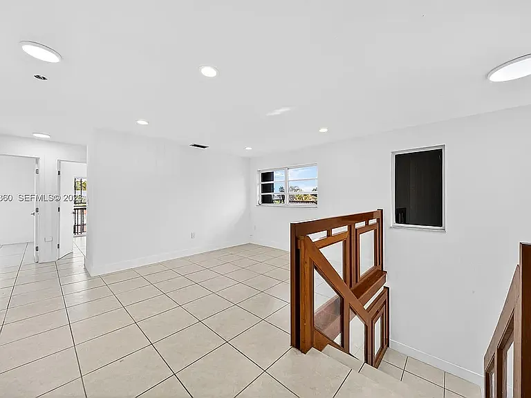 929 W Beacon Ave — Photo 6
