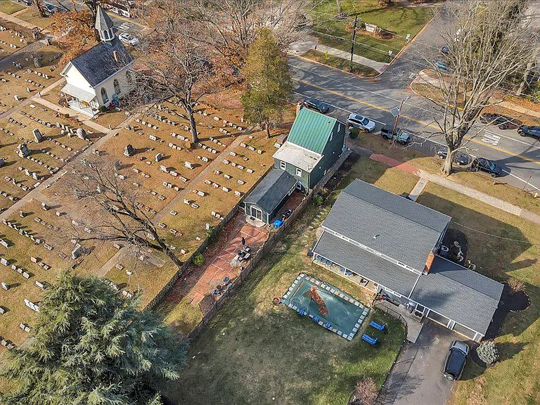 406 Kings Hwy E — Photo 30