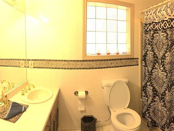 4th image of 901 E San Pedro St
