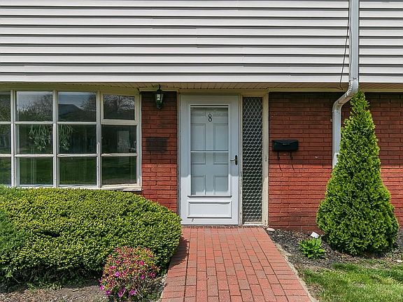 2nd image of 11 Meadowlawn Dr Unit 8