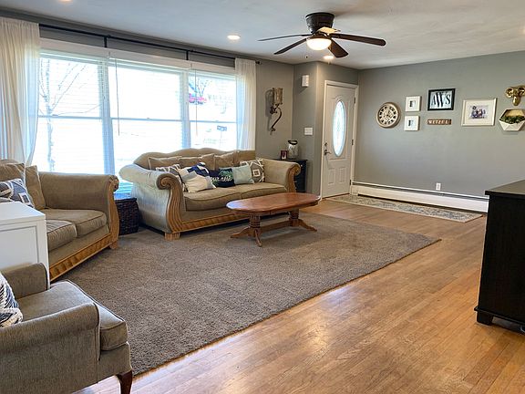 Living Room (22'x15')