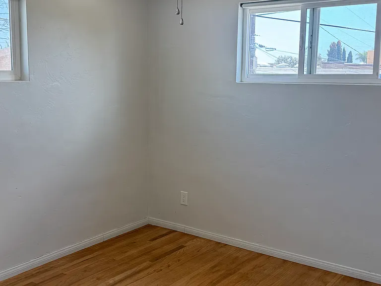 825-27 Tourmaline St — Photo 18